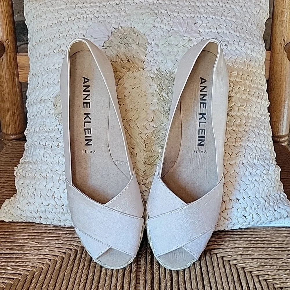 NWOT, Anne Klein Ezzie espadrille open toe sandals, size 9